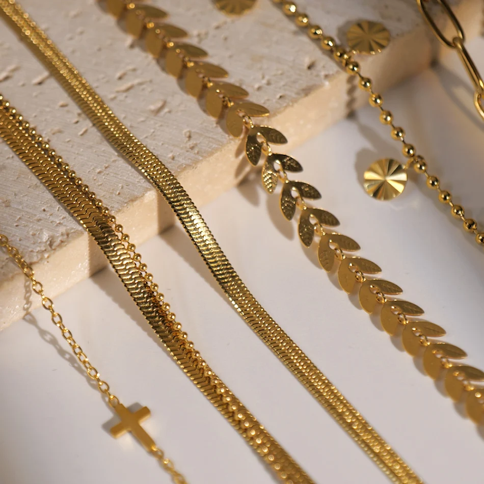 Chaîne de cheville rétro en or 18K avec croix, un bijou fin et élégant pour sublimer votre pied. Un accessoire parfait pour un style raffiné et intemporel.