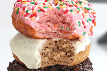 2-Ingredient Baked Cake Donuts