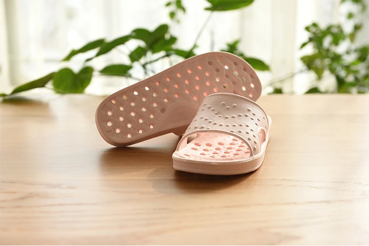 Beste rubberen en plastic huisslippers. Comfortabele, duurzame en gemakkelijk schoon te maken slippers voor thuis.