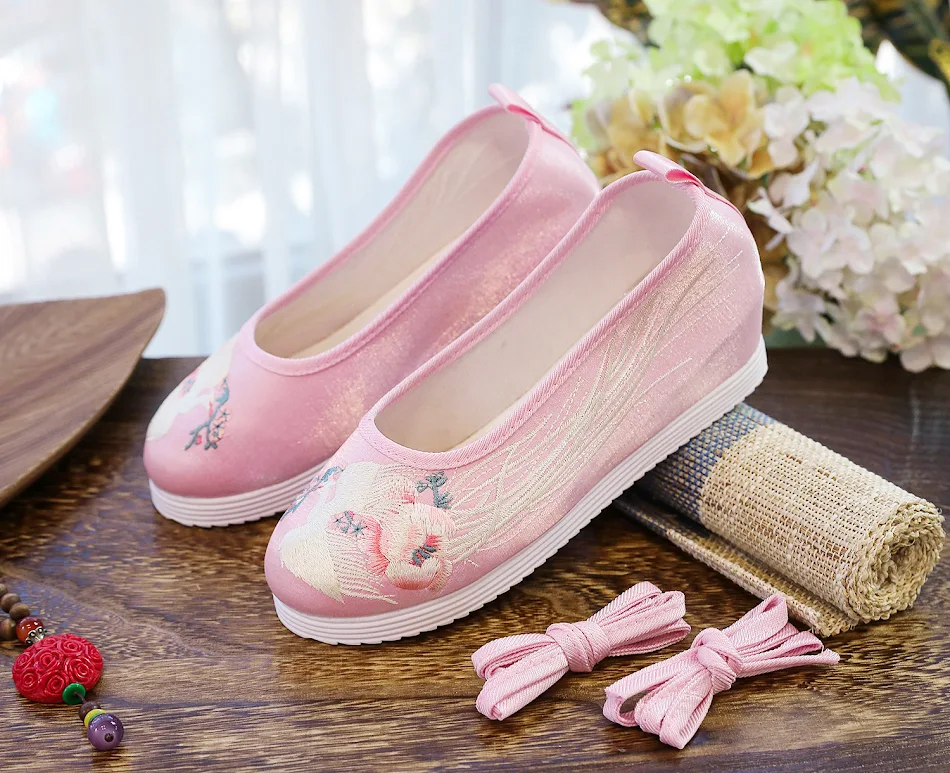 Chaussures en coton brodé antiques pour étudiants, printemps et automne, respirantes et confortables, parfaites pour le quotidien avec une touche vintage.