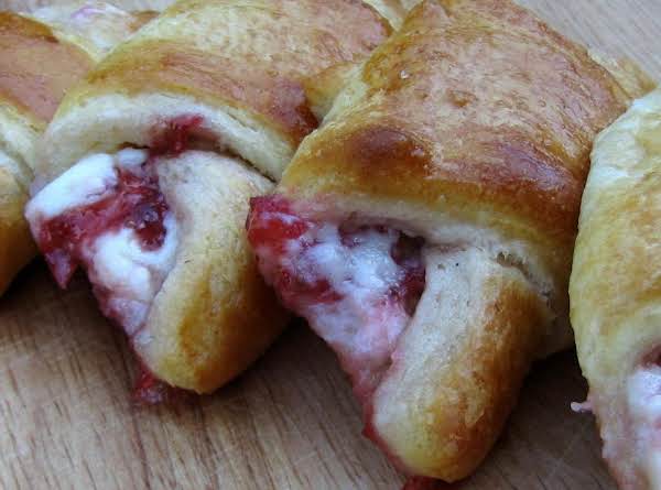 Strawberry Cream Cheese Crescent Rolls_image