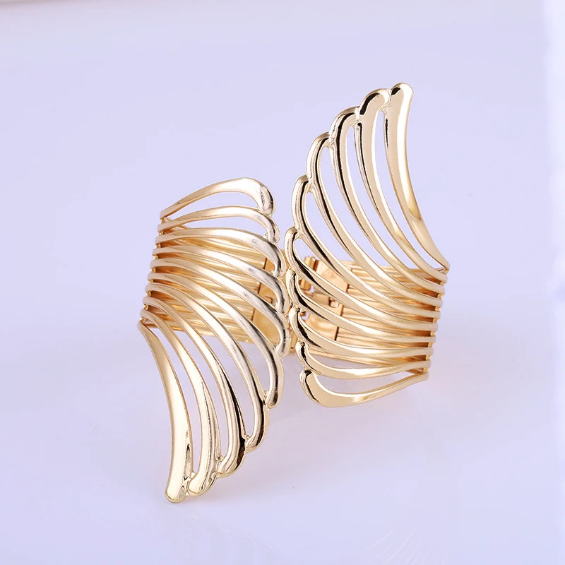Pulsera con textura de pluma de metal, elegante y duradera. Un accesorio perfecto para cualquier ocasión, realza tu estilo con su diseño único y sofisticado.