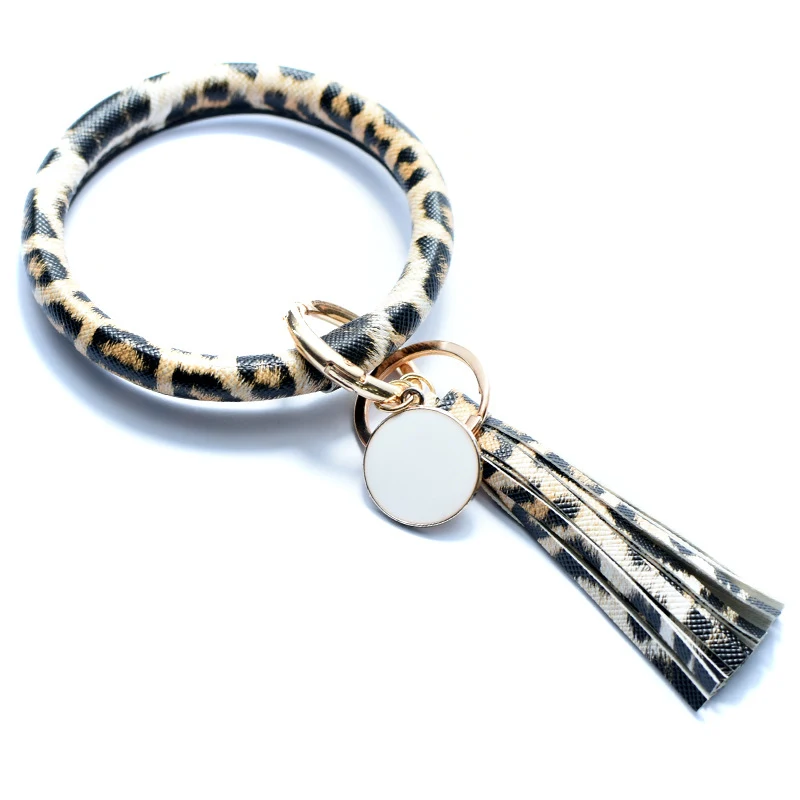 Armband met kwastjeshanger van puur leer, een stijlvol accessoire om je dagelijkse look te verrijken met natuurlijke charme.