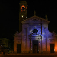 Passeggiando in una piazza illuminata di 