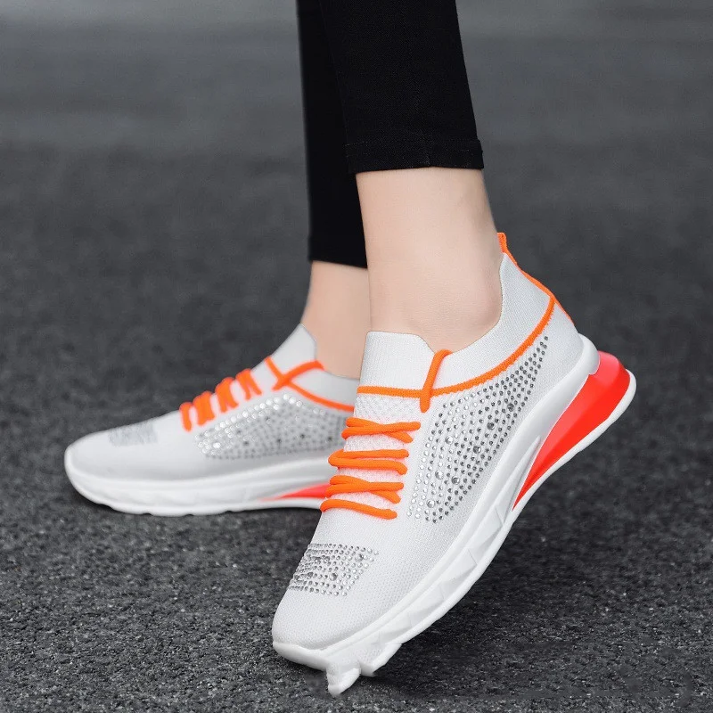 Dames schoenen in grote maten, explosieve stijl, hete diamanten en vliegend breiwerk. Comfort en mode voor vrouwen.