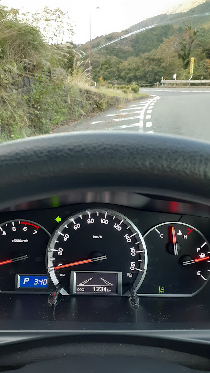ハイエースワゴンのドライブ・スピードイエロー・ポルシェ・クライスラー３００C・走行距離キリ番に関するカスタム事例の投稿画像3枚目