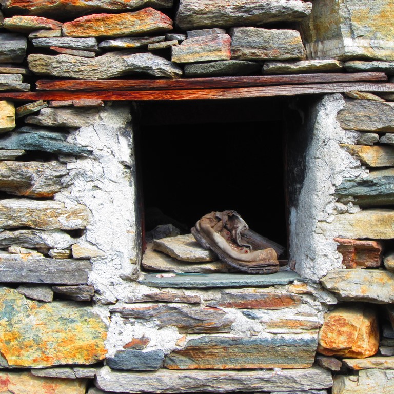 le scarpe ,fuori dalla finestra.. di scimicamp.fp