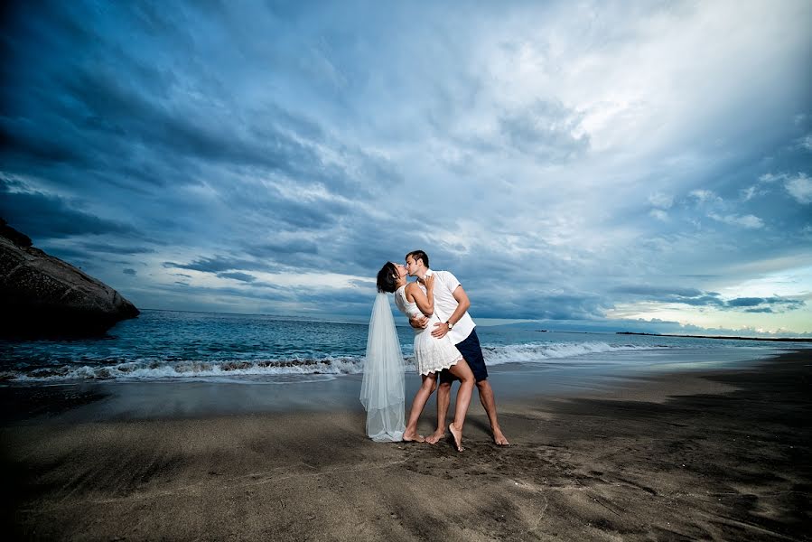 Fotógrafo de casamento Lyudmila Bordonos (tenerifefoto). Foto de 22 de outubro 2013