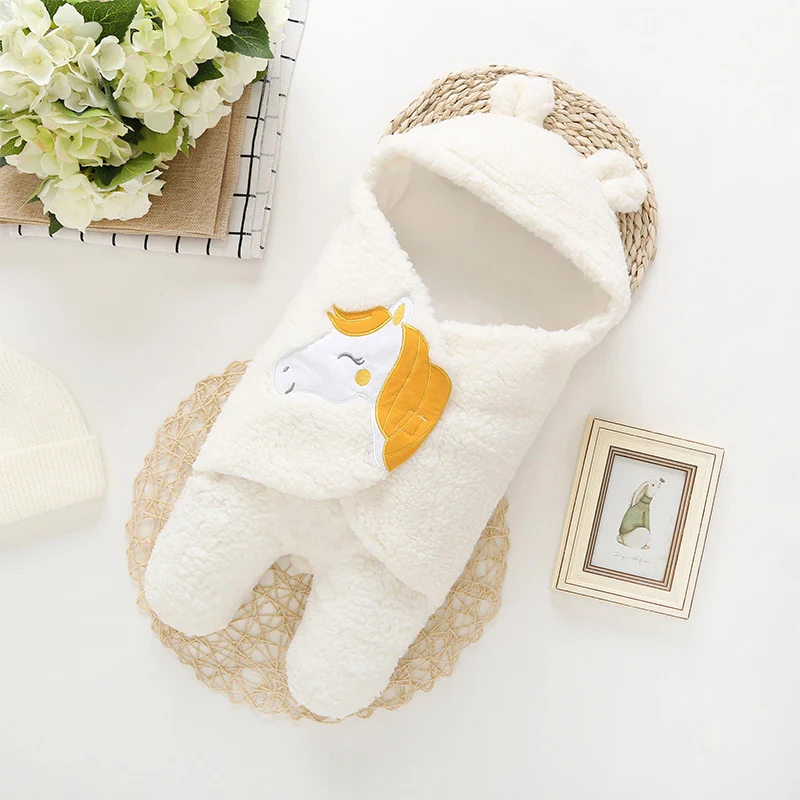 Baby-Winter-Style-Plüsch-Swaddle-Cartoon-Quilt-Decke und Fuß-Kleidungsstück für Säuglinge, weich und warm für den Winter.