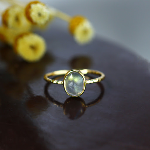 Title 1, Eenvoudige labradoriet ring voor dames, accentu...