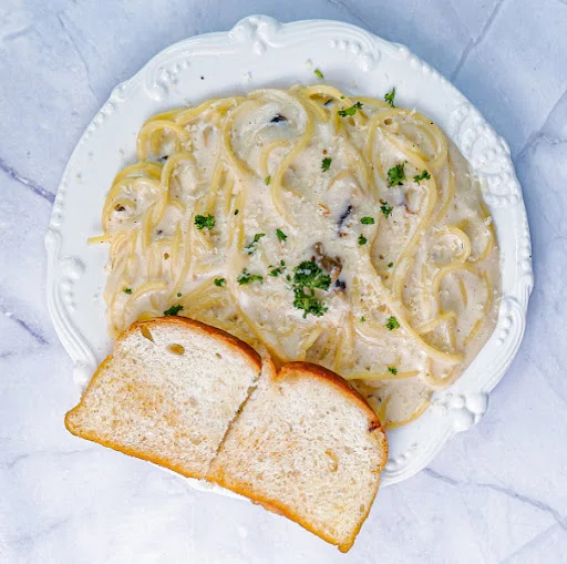 Spaghetti Alfredo Pasta With Garlic Bread