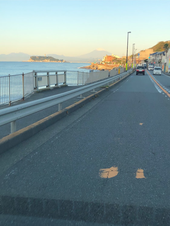 ハイエースバンのおはようございます・江ノ島＆富士山コラボ・寒暖差10度・あと2日❗に関するカスタム事例の投稿画像2枚目