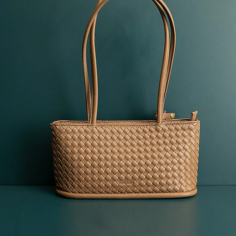Vintage gevlochten dames schoudertas, tote en messenger. Stijlvol en ruim, ideaal voor dagelijks gebruik en boodschappen doen. Een must-have accessoire.