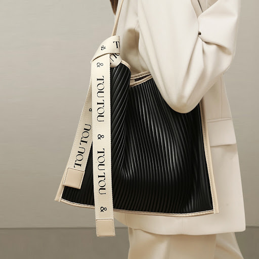 Title 5, Net Celebrity All-match One-shoulder Armpit Bag...