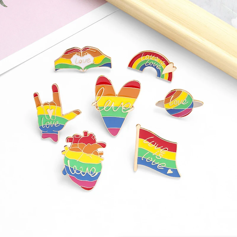 Broche criativo de coração e arco-íris com carta de amor, um acessório charmoso para demonstrar afeto e adicionar um toque especial ao visual.