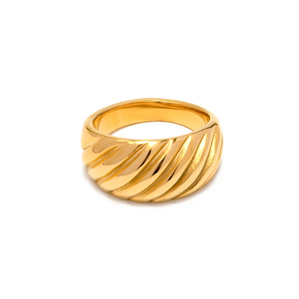 Franse retro ring van 18K goud roestvrij staal met diagonale textuur, brede vlakke ring. Een stijlvol accessoire.