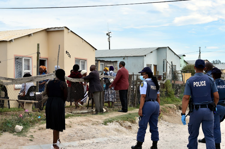 Police from the Walmer cluster in conjunction with SANDF soldiers were out in full force on Saturday morning clamping down on residents not following lockdown laws. Police sent some members of a funeral home when it became apparent that there were more than 50 people in attendance
