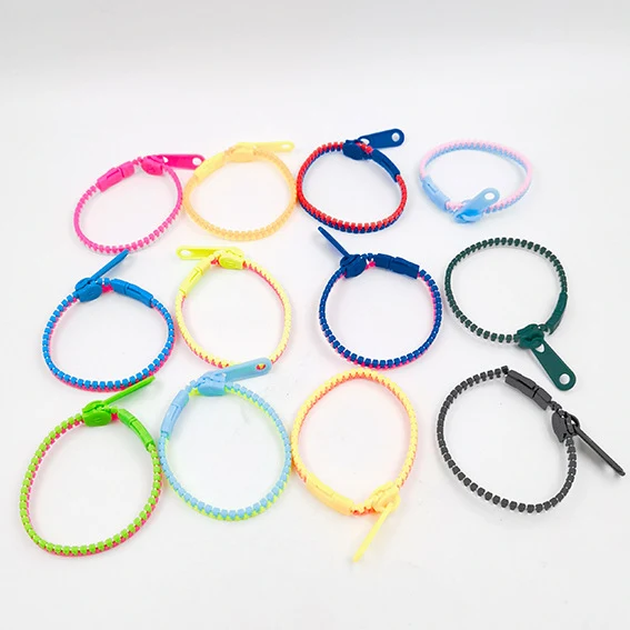 Kinderarmband met ritssluiting, tweekleurig en in snoepkleuren. Veilig, eenvoudig te gebruiken en leuk. Een perfect accessoire voor kinderen.