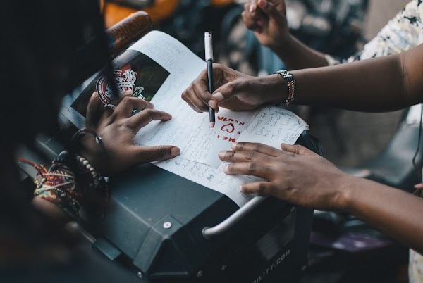 Due donne che mimano la lettera "W" con le mani.