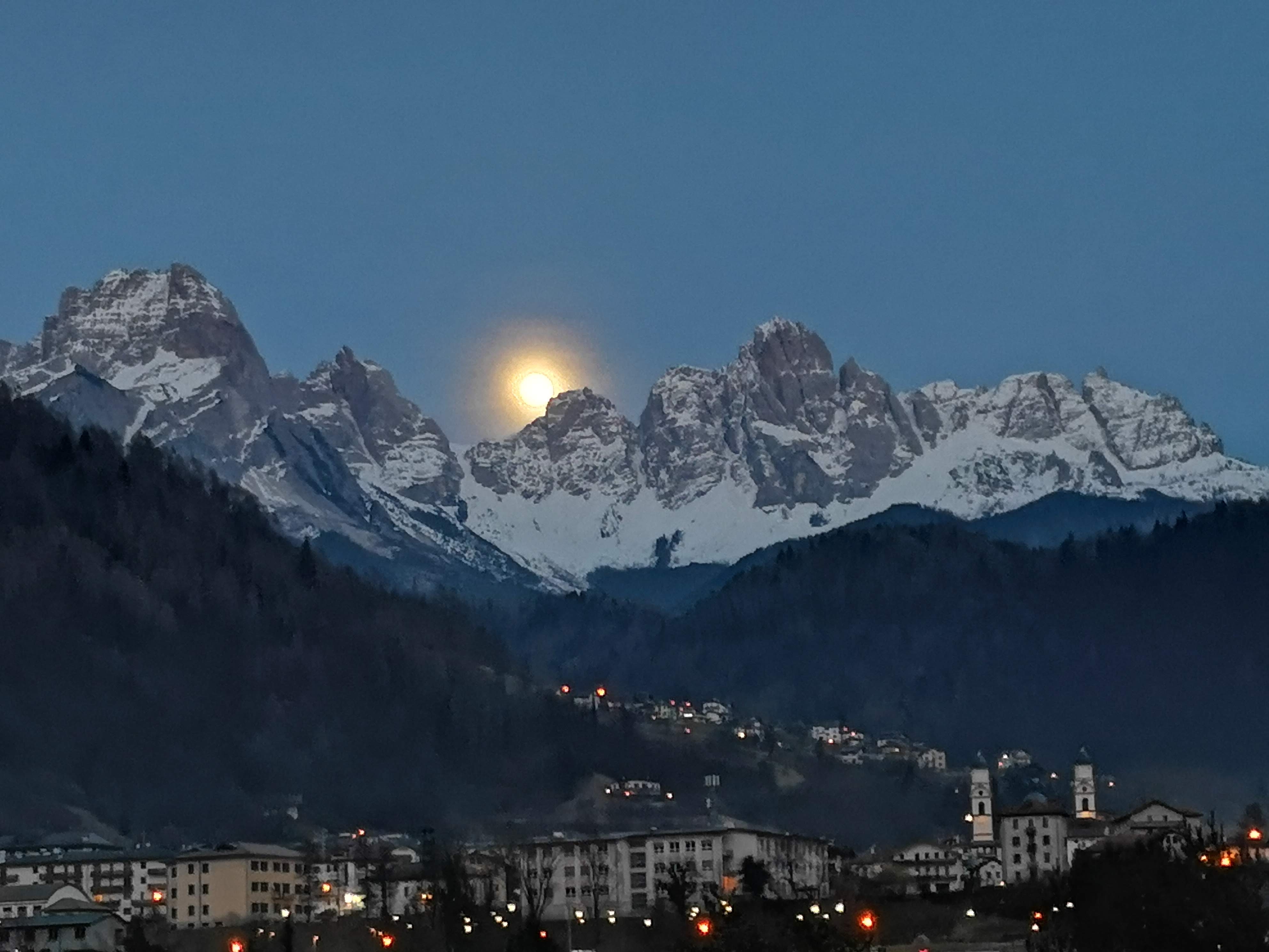 La luna si affaccia su Agordo  di lastrega_del_sud