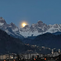 La luna si affaccia su Agordo  di 