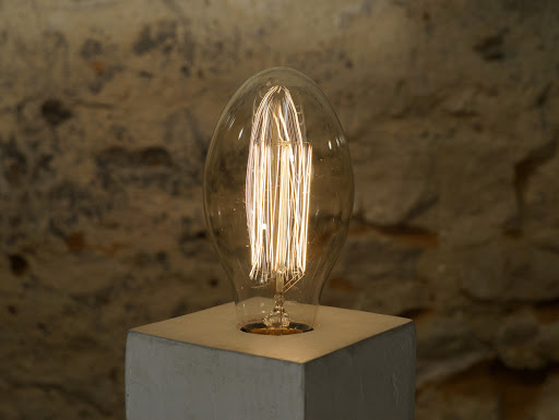 ampoule rétro à filaments syle Edison pour lampe contemporaine en béton ciré