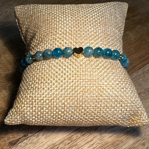 Bracelet "Minceur" réalisé en Apatite bleu (6mm)avec cœur  en Laiton et perles en laiton massif 25€