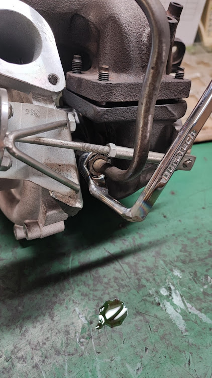 ステージアのDIY・おテテが痛い痛い・タービン交換・260RS・特殊工具DIYに関するカスタム事例の投稿画像2枚目