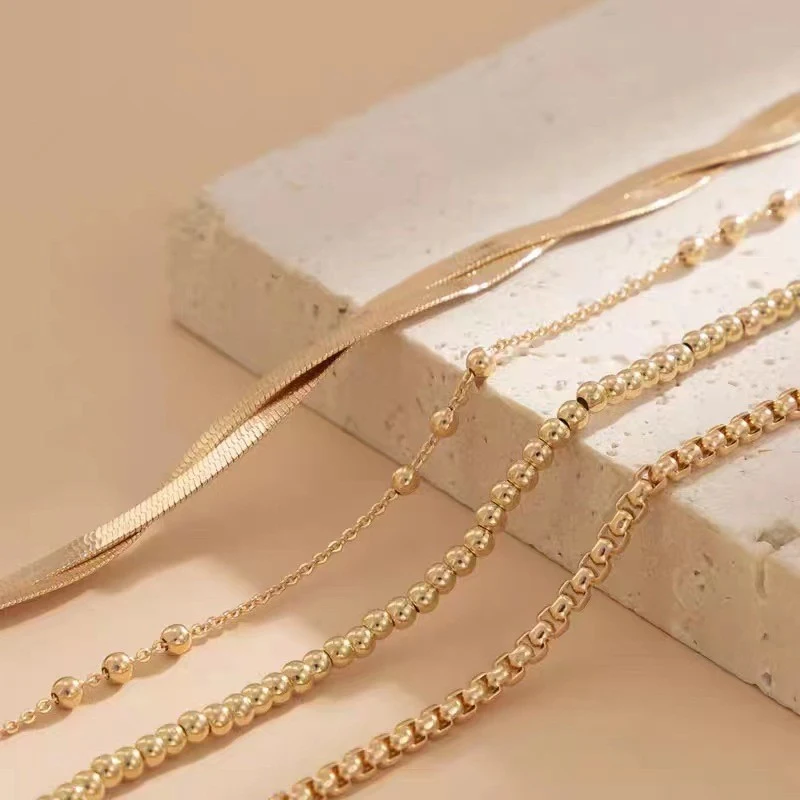 Creatieve slang bot pak enkelband. Niche accessoires die de enkel elegant accentueren en je look uniek maken. Opvallend design voor een stijlvolle uitstraling.