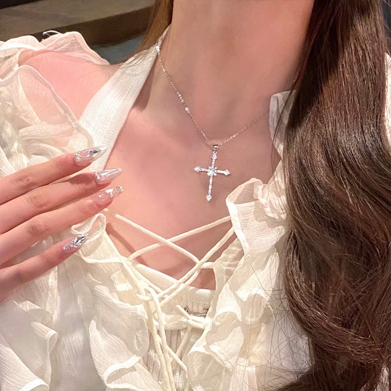 Collier Croix Astérisme pour Femme Cadeau Élégant Bijou Design Unique Scintillant Idéal pour un Usage Quotidien ou des Occasions Spéciales