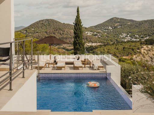 Luxury seasonal rental house in Santa Eulària des Riu (Spain) - Pool with loungers and hill view