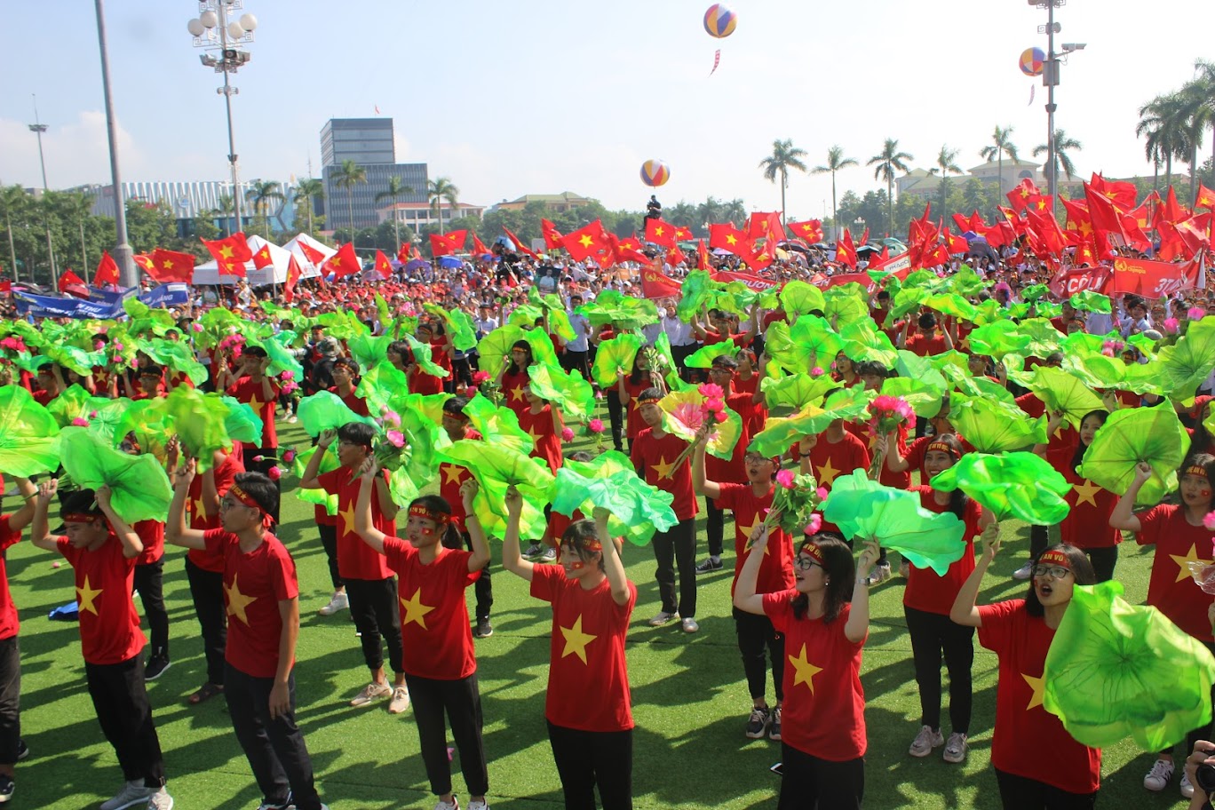 Mặc dù thời tiết nắng nóng song từ sáng sớm, hàng ngàn cổ động viên đã đến điểm cầu Quảng trường Hồ Chí Minh cổ vũ nhiệt tình cho Trần Thế Trung