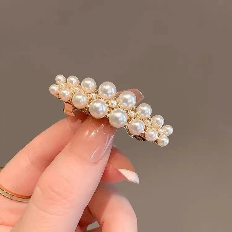 Épingle à cheveux fleurie à franges en strass pour mèches rebelles, coiffure latérale, accessoire de mode, maintien sûr et look élégant.