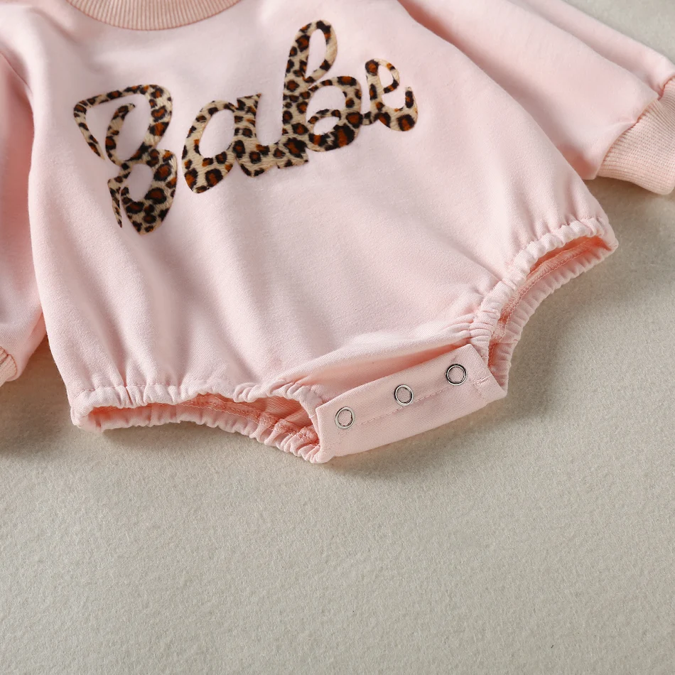 Roze romper met lange mouwen en print voor baby's. Biedt comfort en stijl, perfect voor elke dag, zacht en schattig, gemakkelijk aan te trekken.