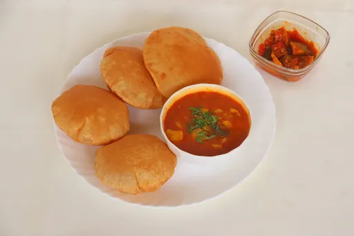 4 Plain Poori With Aloo Sabzi And Achar