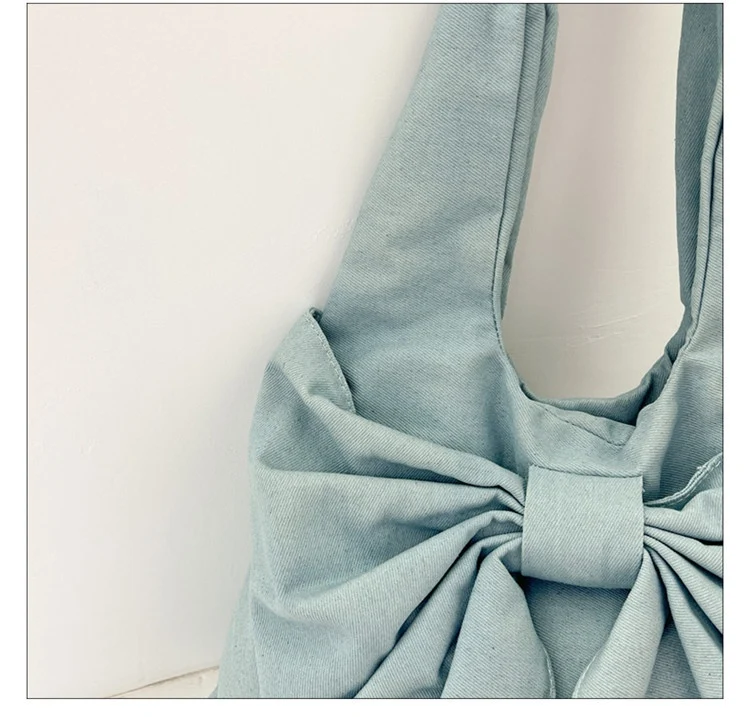 Title 20, Große Bow Schultertasche aus gewaschenem Denim-...