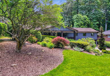 House with pool and garden 8