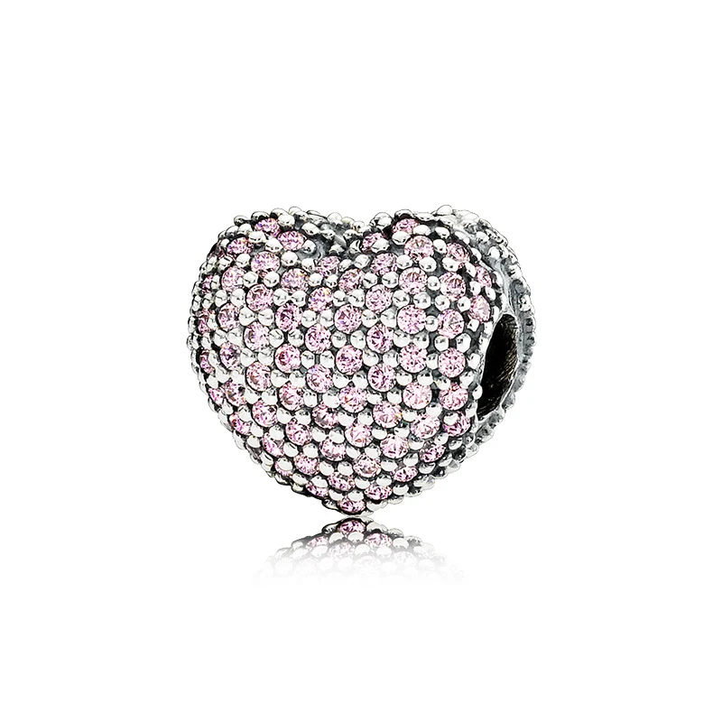Cœur d'amour doré et coloré en argent dense. Exprimez vos sentiments avec ce bijou en forme de cœur, un symbole d'affection et d'amour durable.