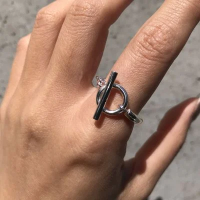TO Buckle minimalistische ring. Subtiele elegantie met een gesp. Draag deze stijlvolle ring voor een minimalistische en moderne look.