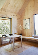 Set next to generous windows, the dining area is positioned unobtrusively between the kitchen and living areas. The dining table, a basis table in ash wood by Hoop Furniture, is positioned in conversation with the Cape Ash tree in the garden. The MŪ191 chairs are by MŪVEK, a furniture design studio based in Cape Town. The artwork is by Dale Lawrence.