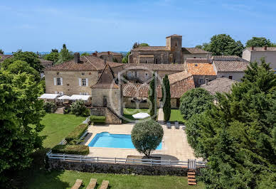 Propriété avec piscine et jardin 18