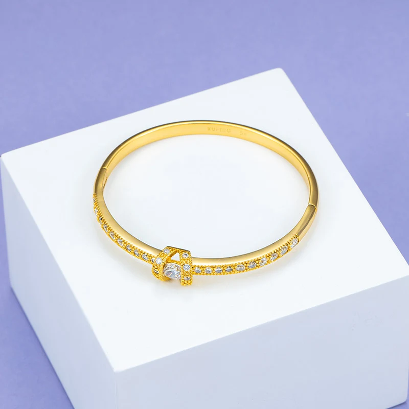 Dames Armband Goudkleurig Messing Eenvoudig en Modieus Sieraad Stijlvol Accessoire Perfect voor Dagelijks Gebruik en Bijzondere Gelegenheden