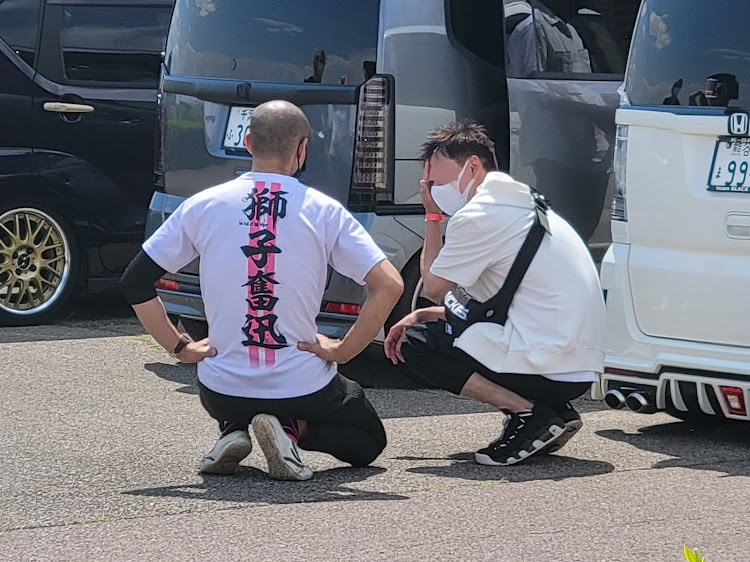 ハリアーの車好きチャリティーオフ会・シザーズドア・スレートグレーメタリック・ジーストST1・インペリアルゴールドに関するカスタム事例の投稿画像9枚目