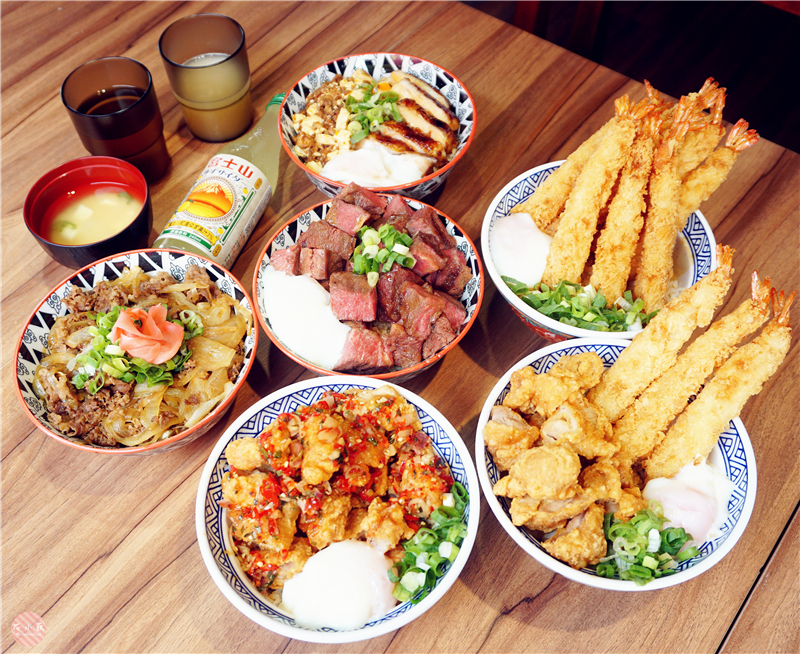 食勝丼屋 燒肉丼。新品上市，160元起燒肉丼飯，唐揚雞、海老天丼，海陸過癮吃，99元外帶壽喜燒牛丼，味噌湯、熱麥茶、可爾必斯冰沙內用無限享用!