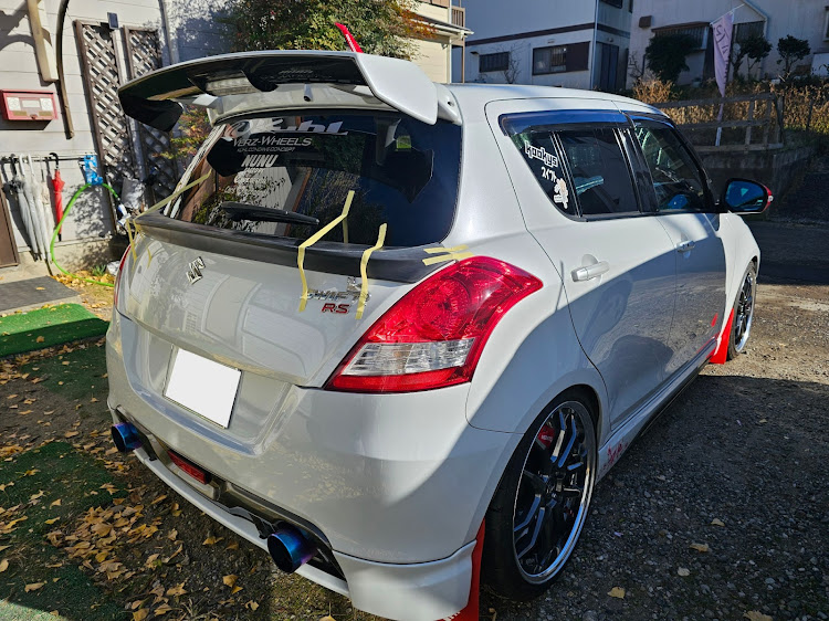 スイフトスポーツのさむい・ノーマルですが何か？・車高さげたい・kookys・トランクスポイラーに関するカスタム事例の投稿画像2枚目