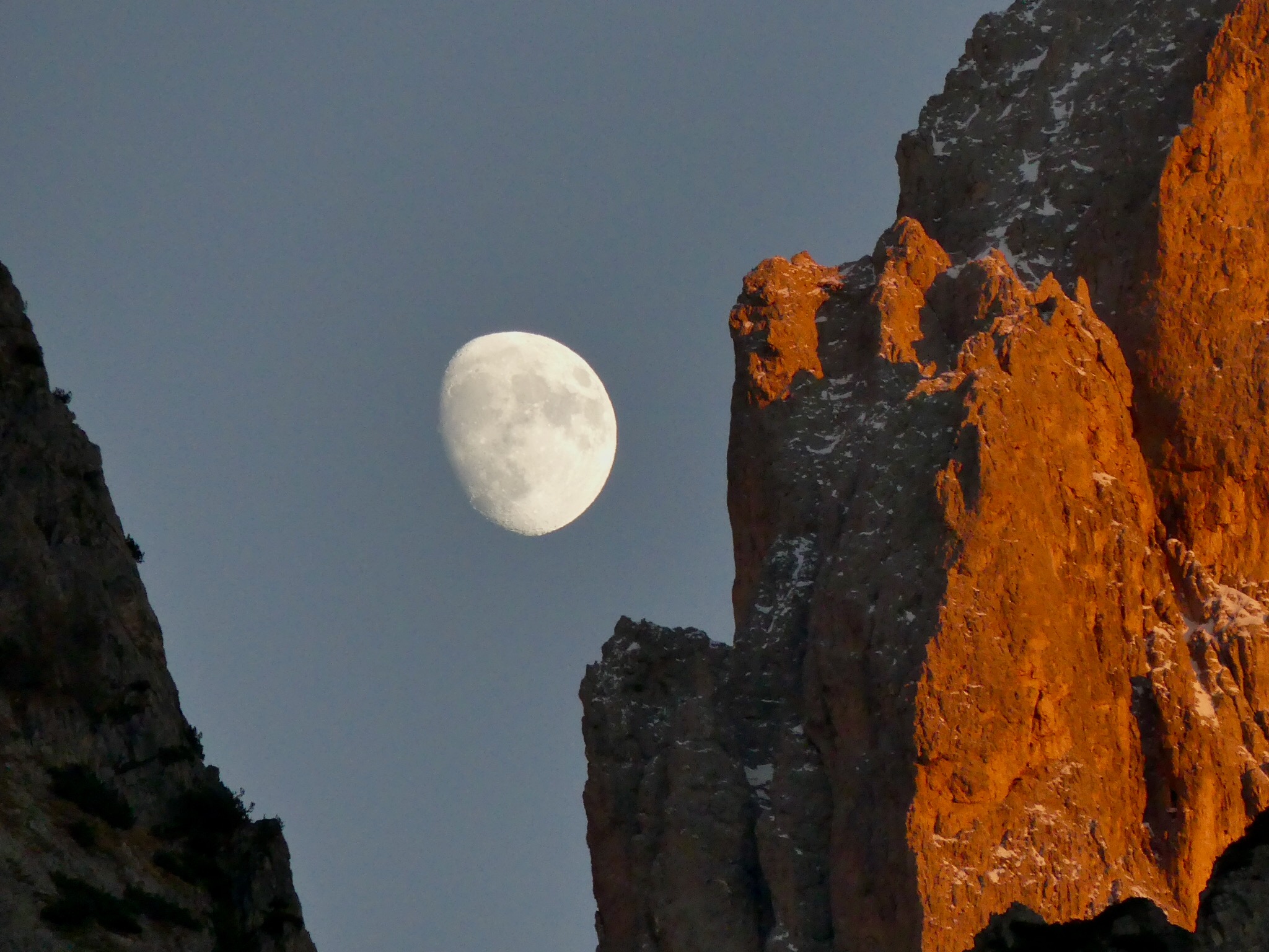 Tramonta il sole e sorge la luna di Silviola